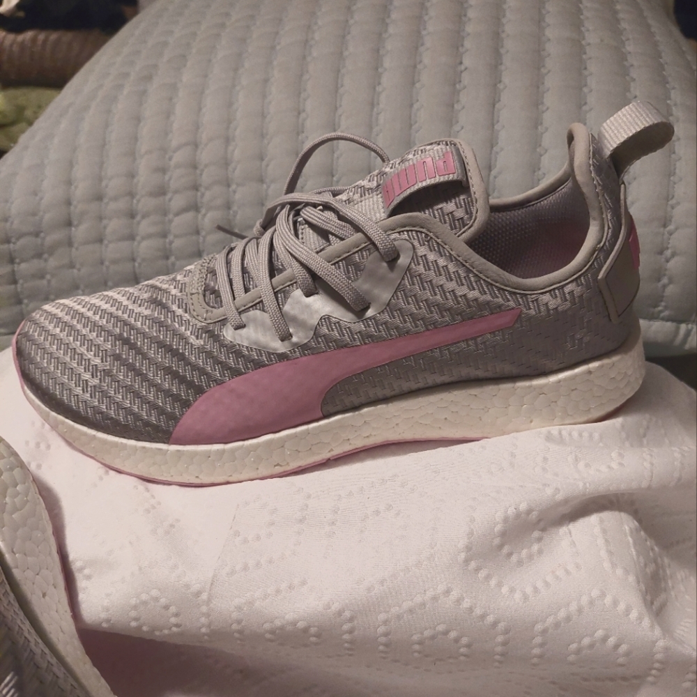 PUMA NRGY, WOMEN'S TENNIS SHOES, SIZE 10💜💜💜🤍💯👌